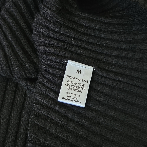 Black Ribbed V-neck Button-Up Cardigan - Picture 4 of 7